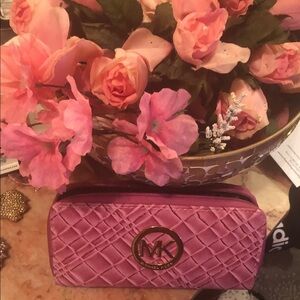 😍Michael Kors Pink Quilted Wallet